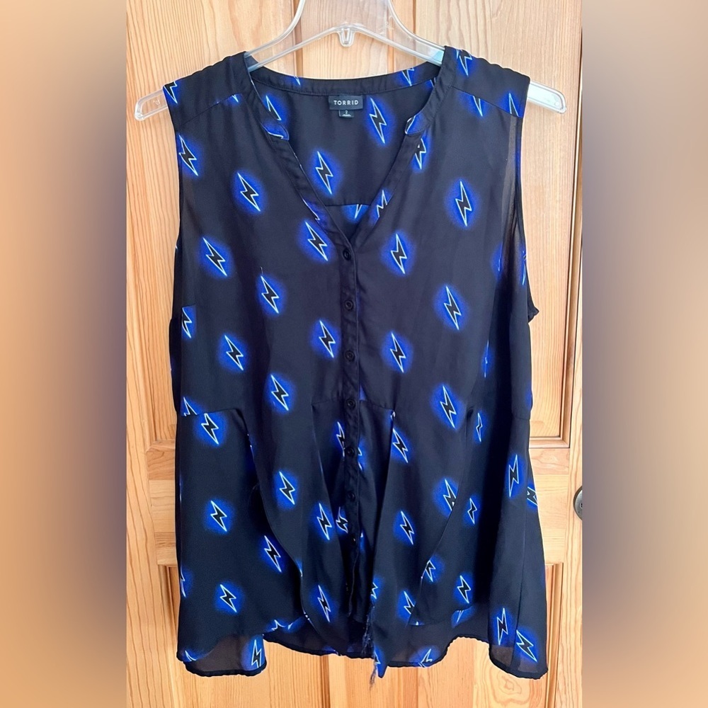 Torrid 2 (2X) Black Blue Lightning Bolt Chiffon Tie-Front Sleeveless Blouse Top